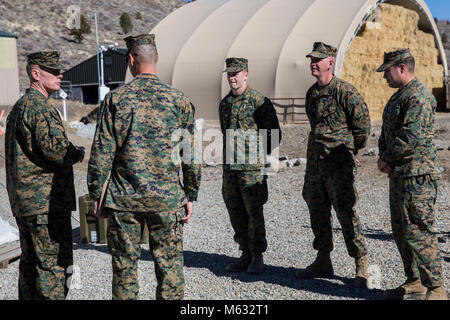 Brig. Gen. David W. Maxwell, sinistra, 2° Marine Logistics Group comandante generale, parla di marinai con seconda MLG, II Marine forza expeditionary, al Marine Corps Mountain Warfare Training Center, Bridgeport, California, Febbraio 7, 2018. La visita ha consentito di Maxwell per osservare il benessere e la predisposizione dei Marines con logistica di combattimento reggimento 25, che hanno preso parte a basse temperature di formazione progettate per fornire i Marines esperienza di arrampicata, alpinismo militare, neve mobilità, settore artigianato e sopravvivenza. (U.S. Marine Corps Foto Stock