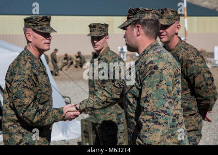 Brig. Gen. David W. Maxwell, sinistra, 2° Marine Logistics Group comandante generale, saluta i marinai con 2° MLG, II Marine forza expeditionary, al Marine Corps Mountain Warfare Training Center, Bridgeport, California, Febbraio 7, 2018. La visita ha consentito di Maxwell per osservare il benessere e la predisposizione dei Marines con logistica di combattimento reggimento 25, che hanno preso parte a basse temperature di formazione progettate per fornire i Marines esperienza di arrampicata, alpinismo militare, neve mobilità, settore artigianato e sopravvivenza. (U.S. Marine Corps Foto Stock