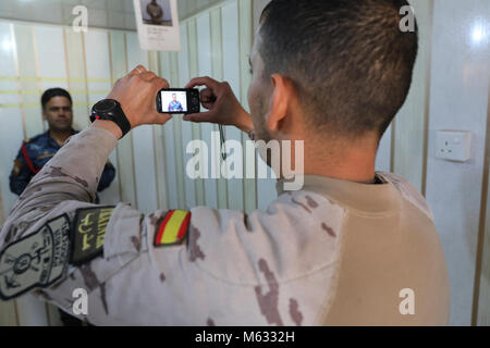 Un esercito spagnolo trainer scatta una foto di un iracheno polizia federale degli stati assegnati al 2° Battaglione, quarta brigata, durante l'iscrizione presso la gamma Besmaya complessa, Iraq, Febbraio 8, 2018. Dal 2014, il funzionamento inerenti risolvere i deputati hanno costruito la capacità di base di più di 130.000 le forze di sicurezza irachene addestrati per sconfiggere ISIS entro le forze di sicurezza irachene, è giunto il momento di potenziare tali funzionalità per prevenire la ricomparsa di Iside e di creare stabilità entro la loro nazione. (U.S. Esercito Foto Stock