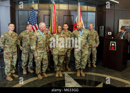 Membri del Rock Island Arsenal Sergente Audie Murphy Club stand con il loro nuovo membro, Sgt. 1. Classe Terrance Porter (centro), durante il Porter's induzione nel club Febbraio 9, 2018 al primo quartier generale dell'esercito al Rock Island Arsenal, Ill. il gruppo si è congratulato con Porter nel realizzare qualcosa che solo il due per cento di esercito noncommissioned officers raggiungere. Foto Stock