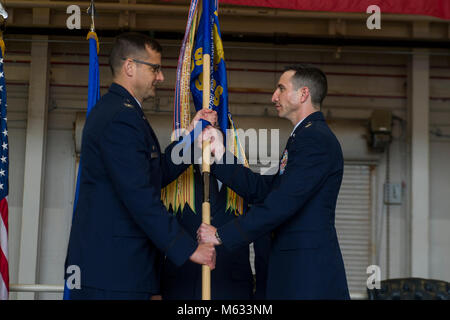 Aria Commandos frequentare il quindicesimo Special Operations Squadron modifica del comando cerimonia al campo Hurlburt Fla., Febbraio 9, 2018. Lt. Col. Shane Muscato, comandante in entrata, ha preso il comando del XV SOS dal Lt. Col. Michael Haack, comandante uscente. (U.S. Air Force Foto Stock