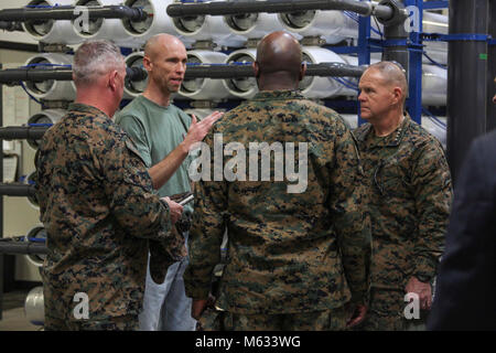 Il comandante del Marine Corps gen. Robert B. Neller e sergente maggiore dei Marine Corps Sgt. Il Mag. Ronald L. verde tour del Camp Pendleton impianto di trattamento dell'acqua durante una visita a Camp Pendleton, California, 9 febbraio 2018. Neller verde e volevo vedere come la qualità dell'acqua è monitorato e provvisto di Camp Pendleton residence. (U.S. Marine Corps Foto Stock