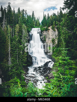 Trasognata otturatore lento fiume che scorre su multi tier cascata da Whistler Canada Foto Stock