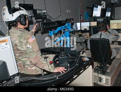 I soldati della sede e Sede battaglione, 36th divisione di fanteria, treno e qualificare virtuale sul convoglio trainer operazioni facilitate dalla divisione Master Gunner, Master Sgt. Stivali Henry nel febbraio 10, 2018 a Camp Mabry, Austin, Texas. (U.S. Esercito nazionale Guard Foto Stock