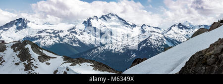 Vista della British Columbia mountain range peak da Whistler, Canada in estate Foto Stock