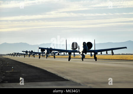 Sei U.S. Air Force A-10C Thunderbolt taxi IIs in giù la linea di volo durante il Bushwhacker 18-02 Cactus bandiera esercizio a Davis-Monthan Air Force Base, Ariz., 11 febbraio, 2018. La bandiera di Cactus esercizio è progettato per garantire D-M è pronta a fornire un attacco aereo in qualsiasi parte del mondo. (U.S. Air Force Foto Stock