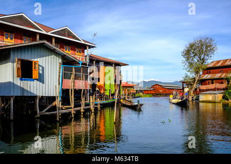 Il Fishermans case sono costruite su palafitte tra i giardini di nuoto nel villaggio di Ywama su un isola sul Lago Inle Foto Stock