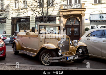 Antique auto per visite guidate a Praga Foto Stock