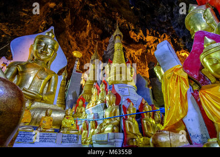 Oltre 8000 piccole e grandi Golden Statue di Buddha vengono collocati in Pindaya Shwe Umin grotta Foto Stock