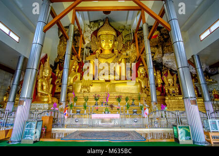 Un grande grande golden statua del Buddha è collocato nel Pindaya Shwe Umin grotta Foto Stock