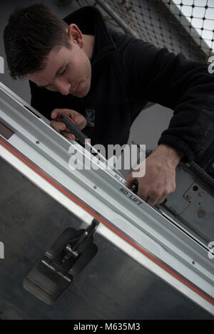 Oceano atlantico (feb. 8, 2018) Fire Controlman 1a classe Jason Pugh attribuisce un'evoluta Seasparrow Missile di una NATO lanciamissili sul missile aft deck di assalto anfibio nave USS Iwo Jima (LHD 7). L'Iwo Jima Amphibious Ready Group (ARG) è distribuito come supporto di le operazioni di sicurezza marittima e di teatro di sicurezza gli sforzi di cooperazione in Europa e il Medio Oriente. L'Iwo Jima ARG si imbarca il ventiseiesimo Marine Expeditionary Unit e include Iwo Jima, il trasporto anfibio dock nave USS New York (LPD 21), il dock landing ship USS Oak Hill (LSD 51), Fleet team chirurgico 8, Elicottero Foto Stock