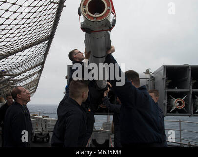 Oceano atlantico (feb. 8, 2018) marinai caricare un evoluto Seasparrow Missile in una NATO lanciamissili sul missile aft deck di assalto anfibio nave USS Iwo Jima (LHD 7). L'Iwo Jima Amphibious Ready Group (ARG) è distribuito come supporto di le operazioni di sicurezza marittima e di teatro di sicurezza gli sforzi di cooperazione in Europa e il Medio Oriente. L'Iwo Jima ARG si imbarca il ventiseiesimo Marine Expeditionary Unit e include Iwo Jima, il trasporto anfibio dock nave USS New York (LPD 21), il dock landing ship USS Oak Hill (LSD 51), Fleet team chirurgico 8, elicotteri Sea Combat Squadron 28, Tactica Foto Stock