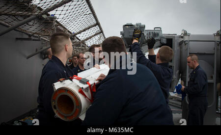 Oceano atlantico (feb. 8, 2018) marinai caricare un evoluto Seasparrow Missile in una NATO lanciamissili sul missile aft deck di assalto anfibio nave USS Iwo Jima (LHD 7). L'Iwo Jima Amphibious Ready Group (ARG) è distribuito come supporto di le operazioni di sicurezza marittima e di teatro di sicurezza gli sforzi di cooperazione in Europa e il Medio Oriente. L'Iwo Jima ARG si imbarca il ventiseiesimo Marine Expeditionary Unit e include Iwo Jima, il trasporto anfibio dock nave USS New York (LPD 21), il dock landing ship USS Oak Hill (LSD 51), Fleet team chirurgico 8, elicotteri Sea Combat Squadron 28, Tactica Foto Stock