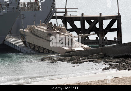 Un M-1 Abrams serbatoio viene scaricato sulla riva durante il giorno dell'esercito 2018, Febbraio 9, 2018 Kuwait Base Navale, Kuwait. Giorno dell'esercito è stato l'evento di apertura per gli Stati Uniti Il comando centrale del componente Conferenza dei comandanti che ha permesso di U.S. Esercito centrale per mostrare l'esercito le capacità a livello di teatro. (U.S. Esercito Foto Stock