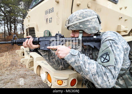 BOURNE, messa. -- Spc. Richard Wu di F Company, 186th brigata battaglione di supporto, esegue smontata la sicurezza durante le operazioni di convoglio formazione a base comune di Cape Cod, il 10 febbraio, 2018. (US Army Foto Stock