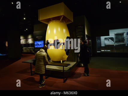 Visitatori guardando il modello della bomba atomica denominato " Fat Man' in Nagasaki il Museo della bomba atomica. Foto Stock