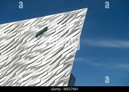 La notevole architettura del Titanic museum di Belfast, che rappresenta una barca Foto Stock