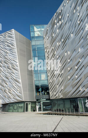 La notevole architettura del Titanic museum di Belfast, che rappresenta una barca Foto Stock