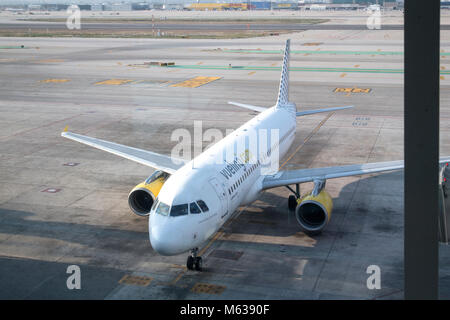 Guardando fuori all'area lato volo all'aeroporto di Barcellona Foto Stock