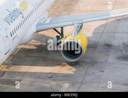 Guardando fuori all'area lato volo all'aeroporto di Barcellona Foto Stock