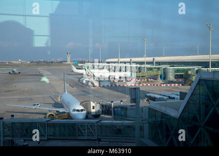 Guardando fuori all'area lato volo all'aeroporto di Barcellona Foto Stock