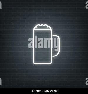 San Patrizio. Il Neon incandescente segno di irish boccale di birra. Saint Patrick insieme al neon Illustrazione Vettoriale