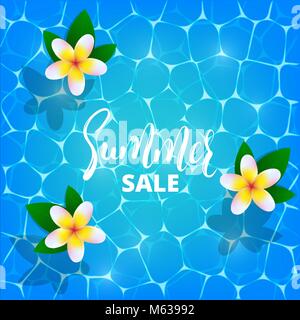 Promozione per l'estate. Illustrazione di frangipani o plumeria fiori galleggianti su crystal shiny acqua di piscina. Estate Vendita banner, poster, annuncio con scritte e fiori tropicali Illustrazione Vettoriale