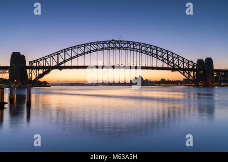 Il Ponte del Porto di Sydney e il Sydney Opera House all'alba, Sydney, Nuovo Galles del Sud, Australia Foto Stock