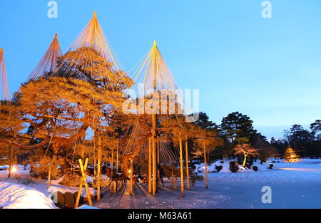 Kenrokuen tradizionale giardino Giapponese winter snowscape Kanazawa Giappone Foto Stock