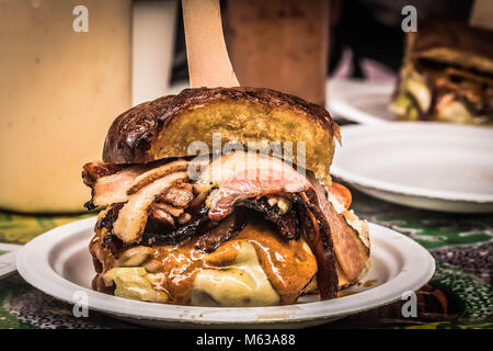 Una grande degustazione sporco Streaker Burger dal vulcano africani, in vendita su Maltby St mercato alimentare, London REGNO UNITO Foto Stock