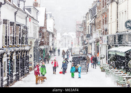 Lewes high street nel corso di una valanga di neve, Lewes, East Sussex, Regno Unito Foto Stock