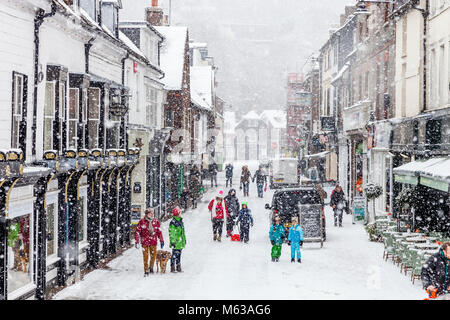 Lewes high street nel corso di una valanga di neve, Lewes, East Sussex, Regno Unito Foto Stock