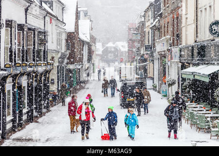 Lewes high street nel corso di una valanga di neve, Lewes, East Sussex, Regno Unito Foto Stock