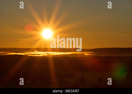 Bellissima alba cattura all'orizzonte. Foto Stock