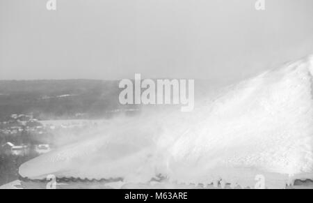 Vento di tempesta di neve sul tetto. Foto Stock