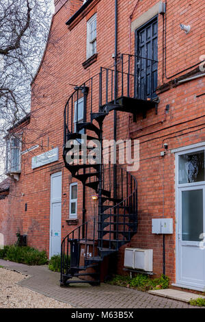 Spirale starway sulla estremità di una casa di mattoni, Northampoton, U.K. Foto Stock