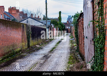 Vicolo e garage tra le case, Northampton, Regno Unito Foto Stock