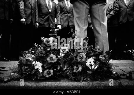 Voce maschile coro canti sul palco a piccole eisteddfod nel village hall Talsarnau Gwynedd Wales UK Foto Stock