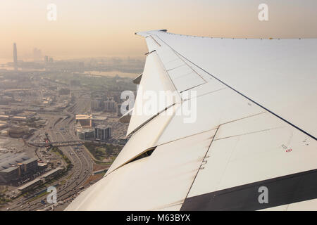 L'ala di un Emirates Boeing 777 battenti sopra Dubai dopo il decollo, Emirati Arabi Uniti. Foto Stock