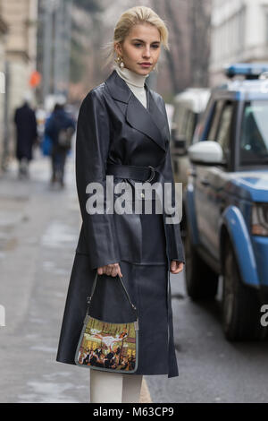 La Fashion Week di Milano FW18 Street Style, giorno 3, 23 Febbraio 2018 Foto Stock