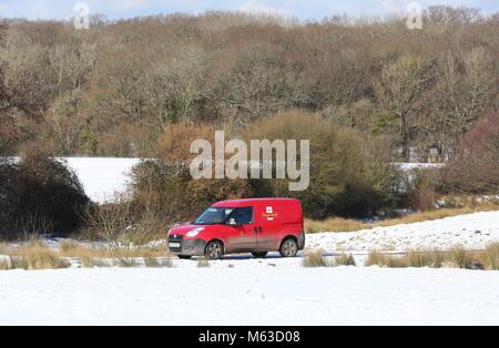 Un postino nel suo furgone fuori alla consegna nella neve in Clayton, West Sussex . 28 feb 2018 Photo James Boardman Foto Stock