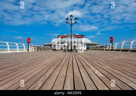 Vista lungo Cromer Pier al Pavilion Theatre. Foto Stock
