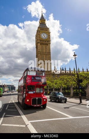 Un Routemaster tour bus su Bridge Street Westminster al di fuori della sede del Parlamento. Foto Stock