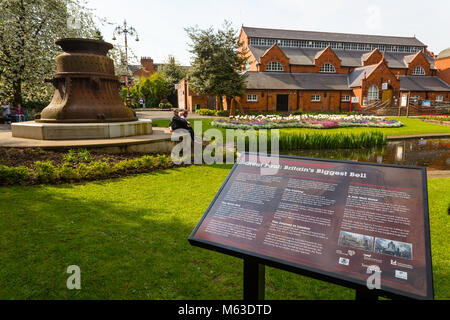 La Gran Bretagna è bigest campana fu gettato al Taylors fonderia di campane di Loughborough e lo stampo di colata, o campana caso, è in mostra a Queen's Park in città. Foto Stock