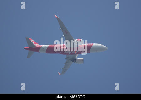 CHIANG MAI, Thailandia - 22 febbraio 2018: 9M-AGK Airbus A320-200N Neo di Airasia. Il decollo dall aeroporto di Chiangmai a Kuala Lumpur, Malesia. Foto Stock