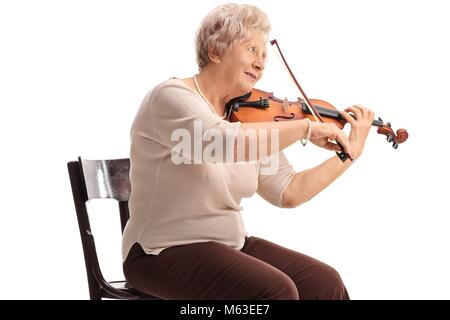 Donna anziana seduto su una sedia la riproduzione di un violino isolati su sfondo bianco Foto Stock