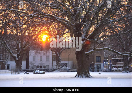 Londra, Regno Unito. 28 Feb, 2018. Meteo REGNO UNITO: Sunrise su Londra i campi di neve. 28 feb 2018. Credito: Thomas Bowles/Alamy Live News Foto Stock