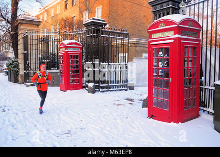 Londra, Regno Unito. 28 Feb, 2018. Meteo Regno Unito: Londra centrale era coperto di neve come il clima freddo spazzata anteriore attraverso il sud-est dell' Inghilterra.Una donna fa avanzare passato Brompton cemetery © Brian Minkoff / Alamy Live News Foto Stock