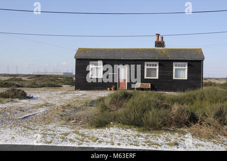 Dungeness, Kent, Regno Unito. 28 feb 2018. Regno Unito Meteo. La tegola di sputo di Dungeness nel Kent sperimentato una leggera copertura di neve questa mattina con il sole e cieli blu dopo la neve più pesanti acquazzoni dei giorni scorsi. Credito: UrbanImages/Alamy Live News Foto Stock