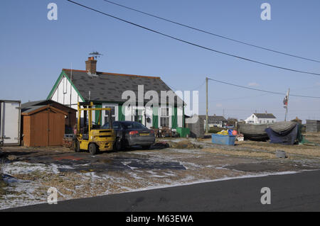 Dungeness, Kent, Regno Unito. 28 feb 2018. Regno Unito Meteo. La tegola di sputo di Dungeness nel Kent sperimentato una leggera copertura di neve questa mattina con il sole e cieli blu dopo la neve più pesanti acquazzoni dei giorni scorsi. Credito: UrbanImages/Alamy Live News Foto Stock